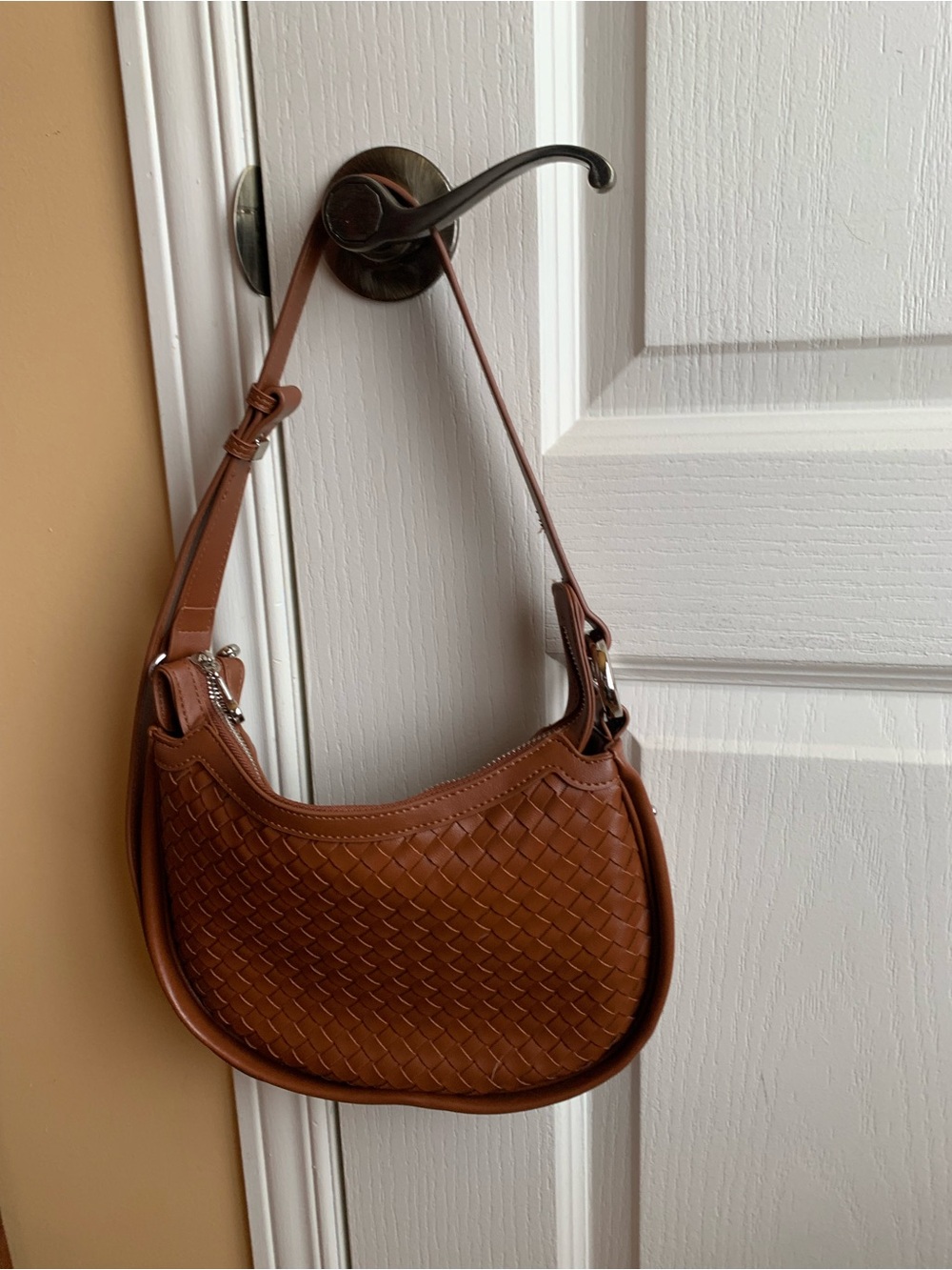 Woven vegan Leather Shoulder Bag in Brown